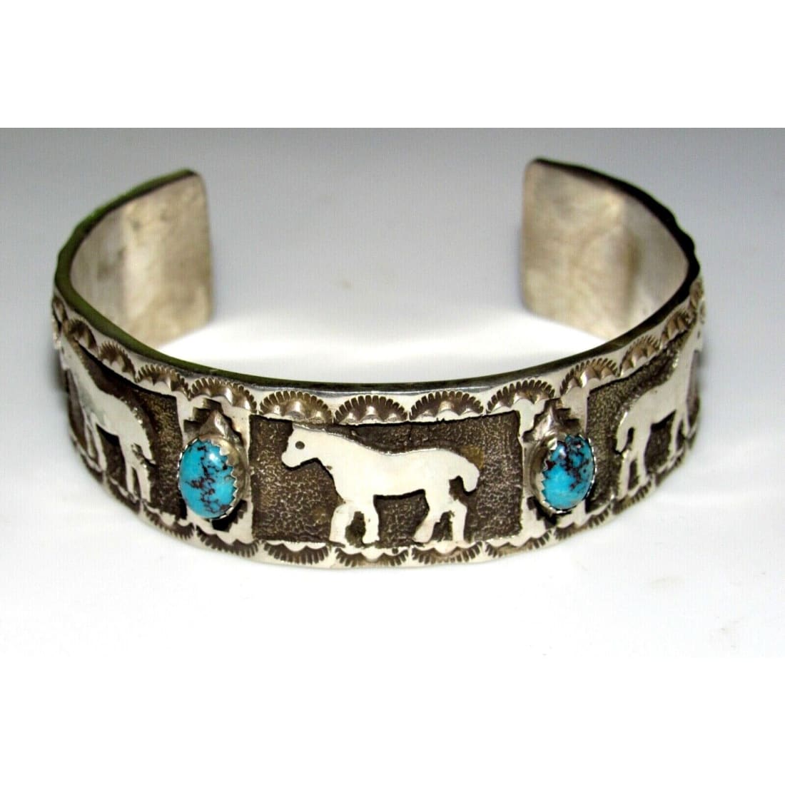 Navajo Sterling Silver Kingman Turquosie Horse Design Cuff Bracelet 63Gr Signed Native American
