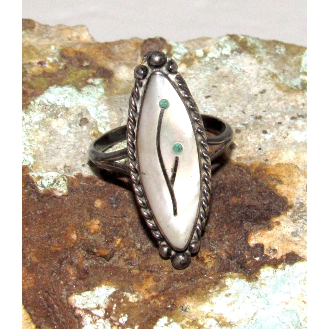Vintage Zuni Sterling Silver Mother of Pearl Flower Inlay Ring Sz 7.5