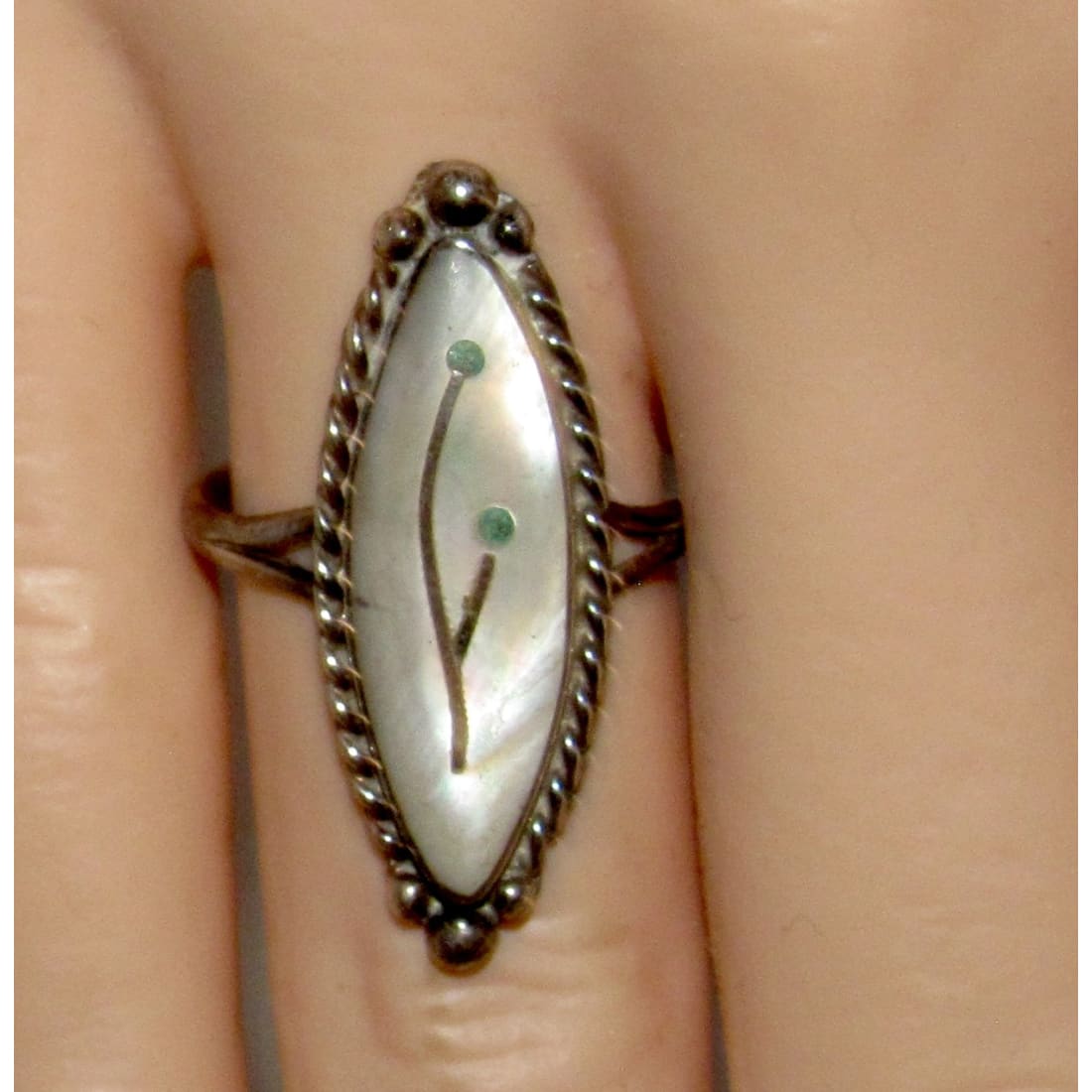 Vintage Zuni Sterling Silver Mother of Pearl Flower Inlay Ring Sz 7.5