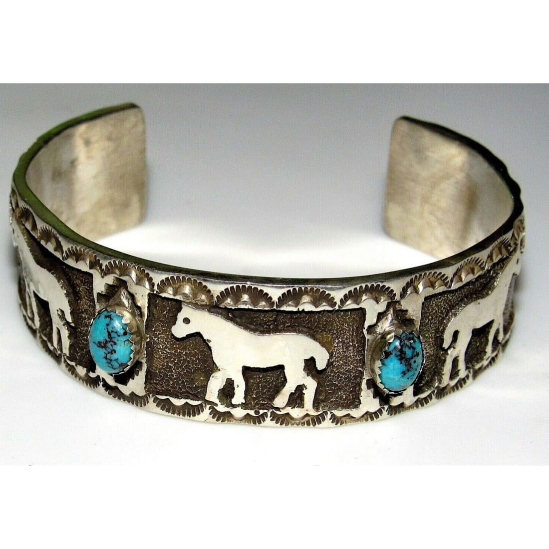 Navajo Sterling Silver Kingman Turquosie Horse Design Cuff Bracelet 63Gr Signed Native American