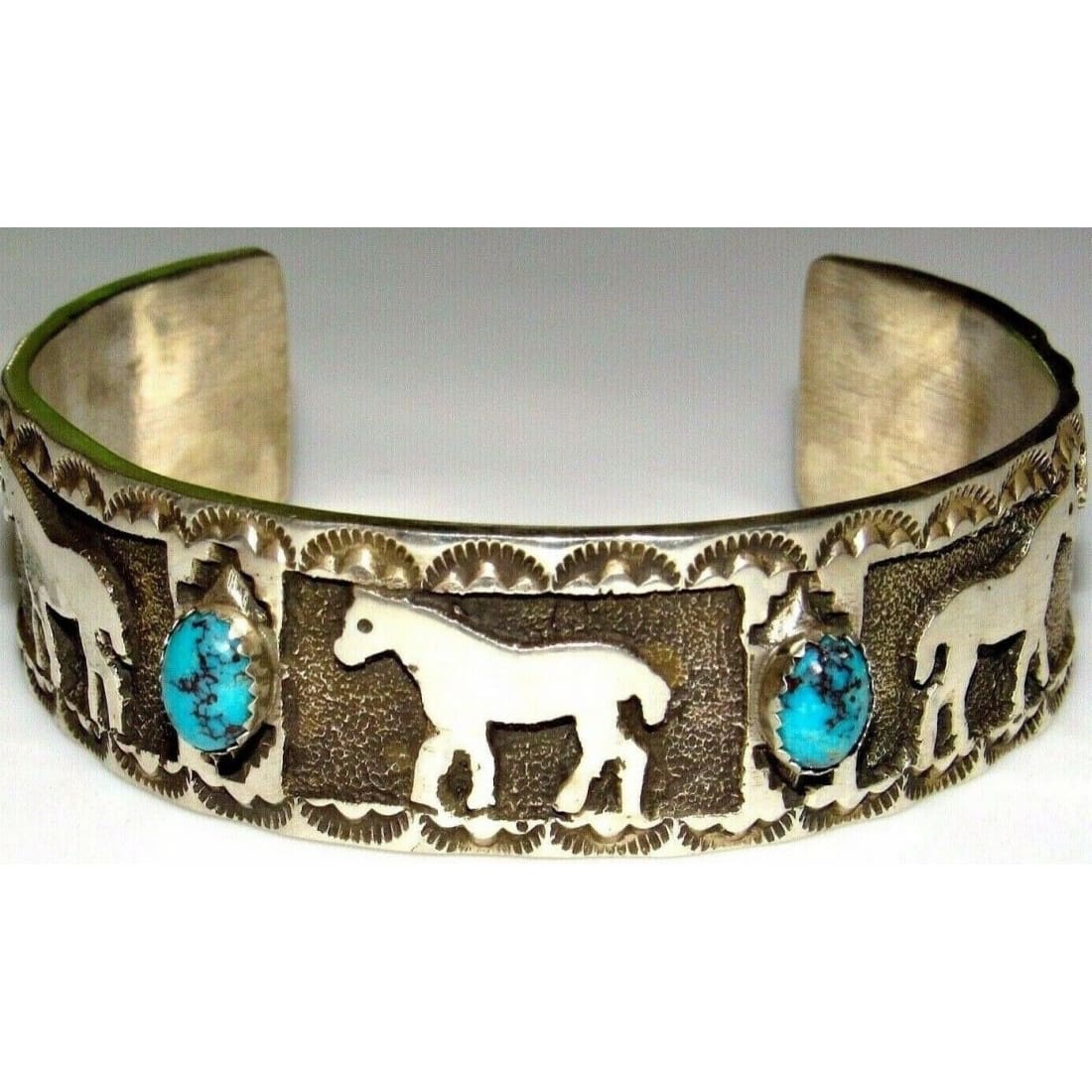 Navajo Sterling Silver Kingman Turquosie Horse Design Cuff Bracelet 63Gr Signed Native American