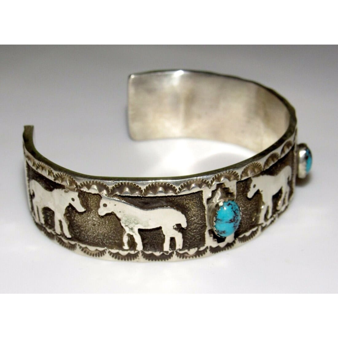 Navajo Sterling Silver Kingman Turquosie Horse Design Cuff Bracelet 63Gr Signed Native American