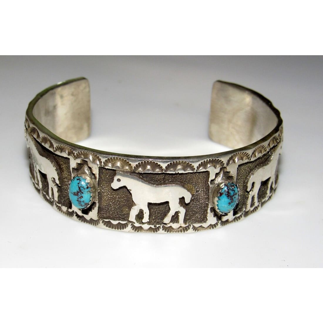 Navajo Sterling Silver Kingman Turquosie Horse Design Cuff Bracelet 63Gr Signed Native American