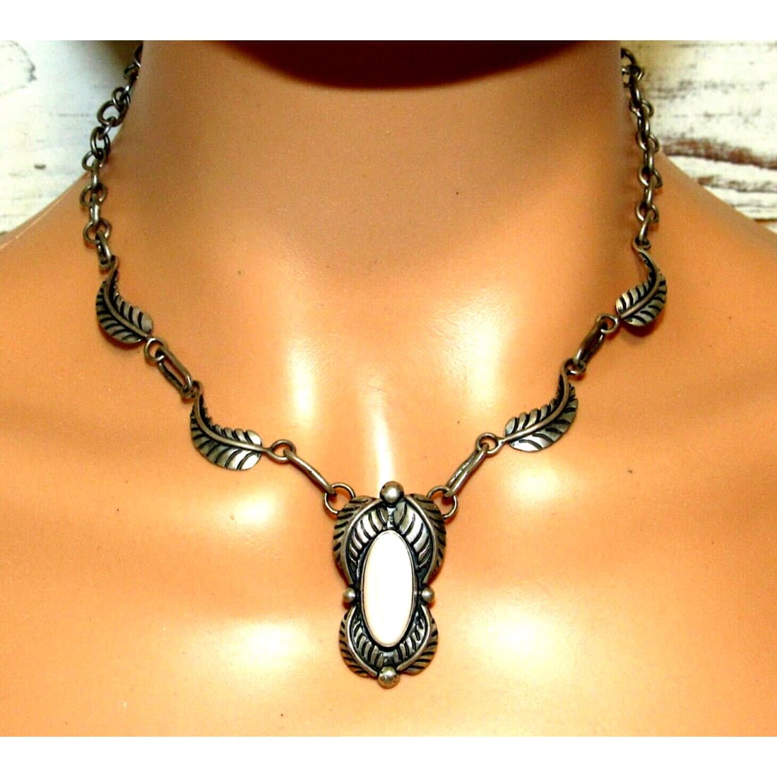 VTG Navajo Choker Necklace Sterling Silver Mother of Pearl